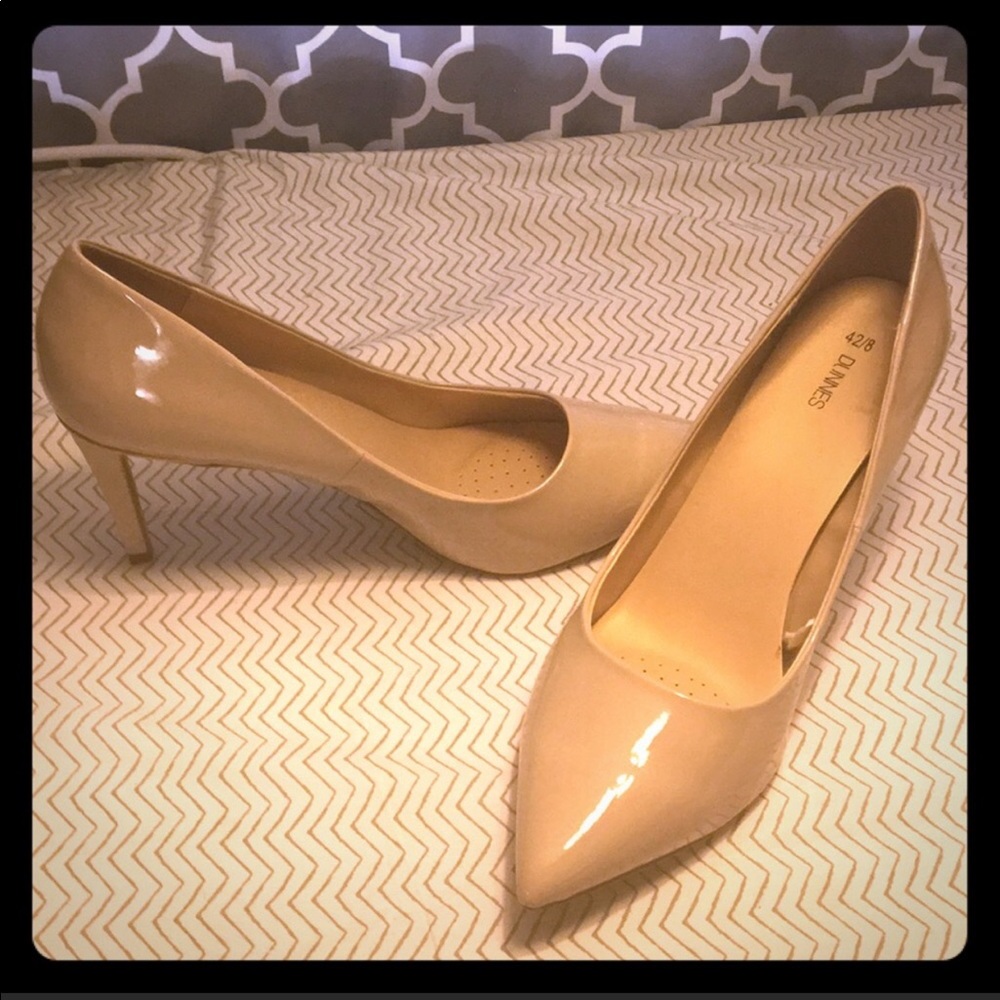 Nude point toe heels. . Fit like a size 10 or 11